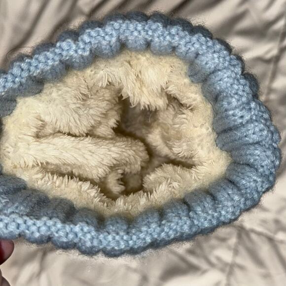 Redess Women's Pompom Blue Beanie Fleece Lined NWOT - Picture 2 of 2